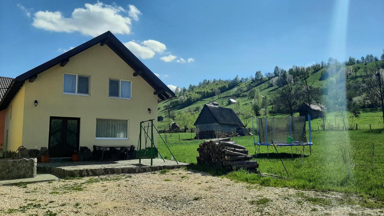 Casa In Curte La Zavate Hébergement de vacances